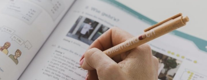 manuel d'allemand utiliser par un adulte pour un cours sur mesure