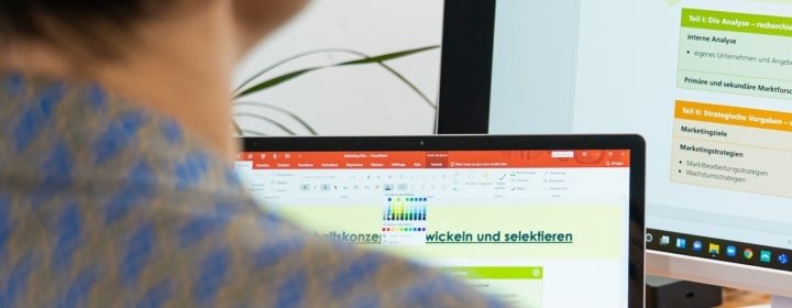une employée prépare une présentation en allemand dans le cadre de son entreprise